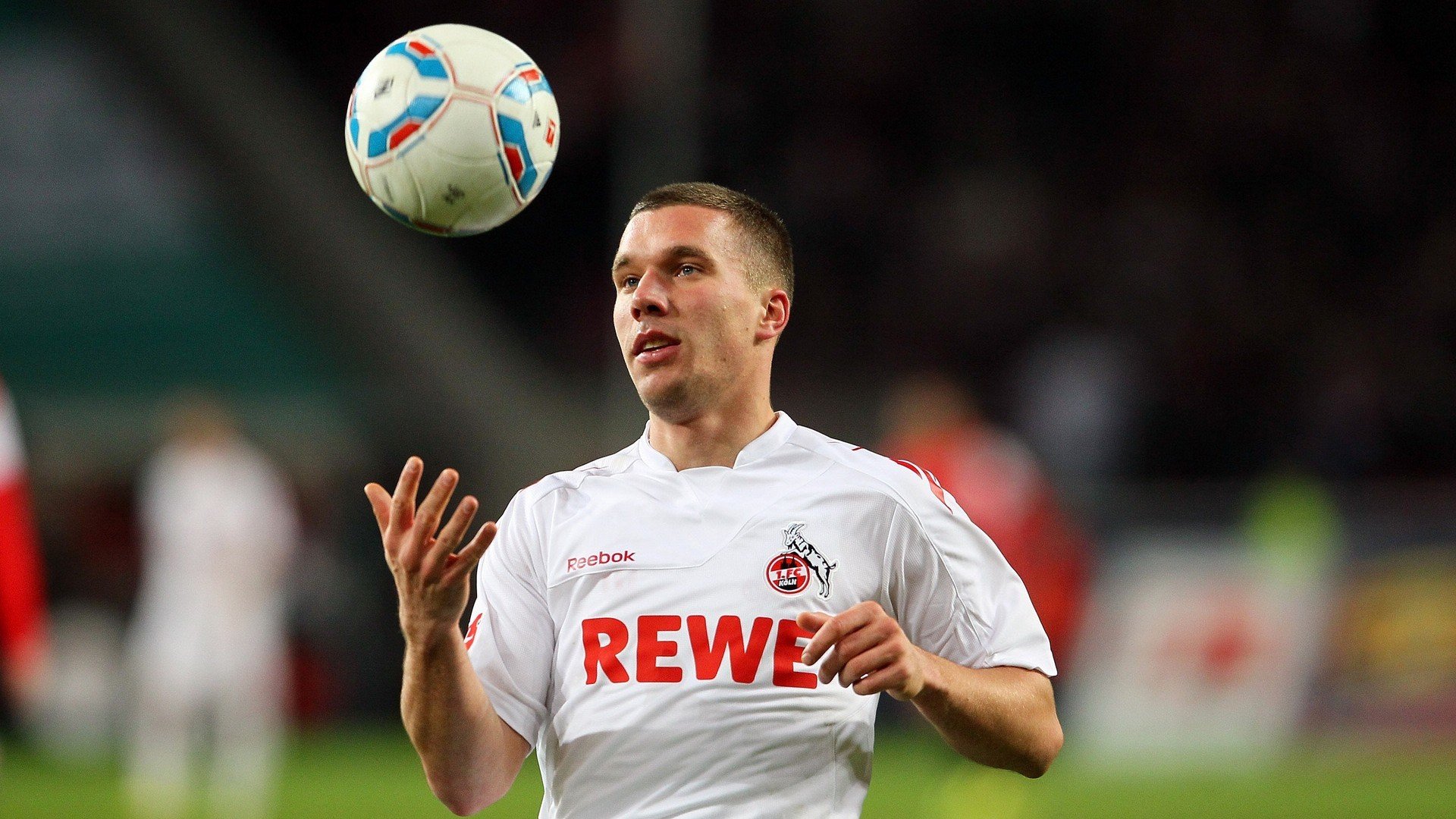 “极速追逐：瞬间超车让全场沸腾”，极速追赶