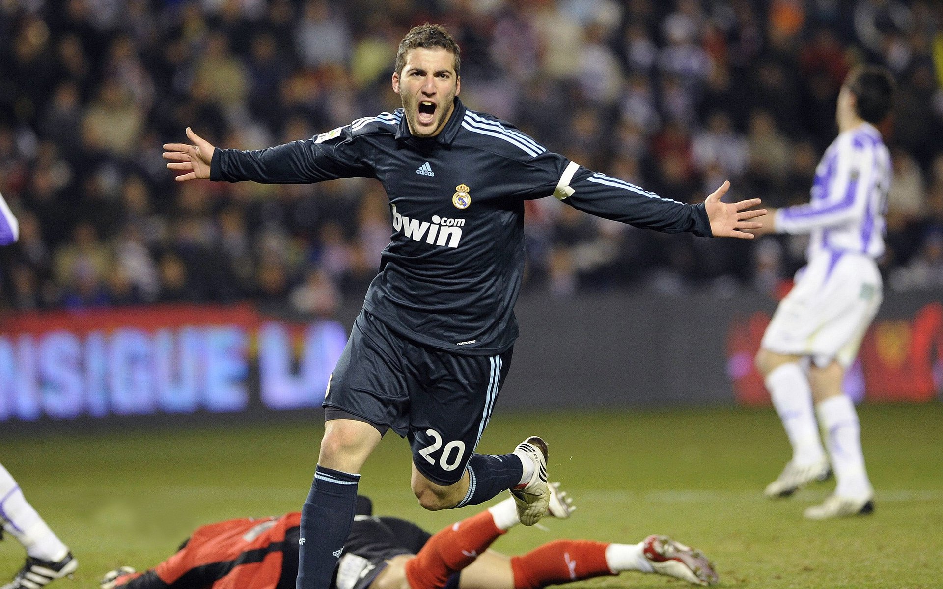 “雪地追逐：白色战场上的速度传奇”，007雪地追逐